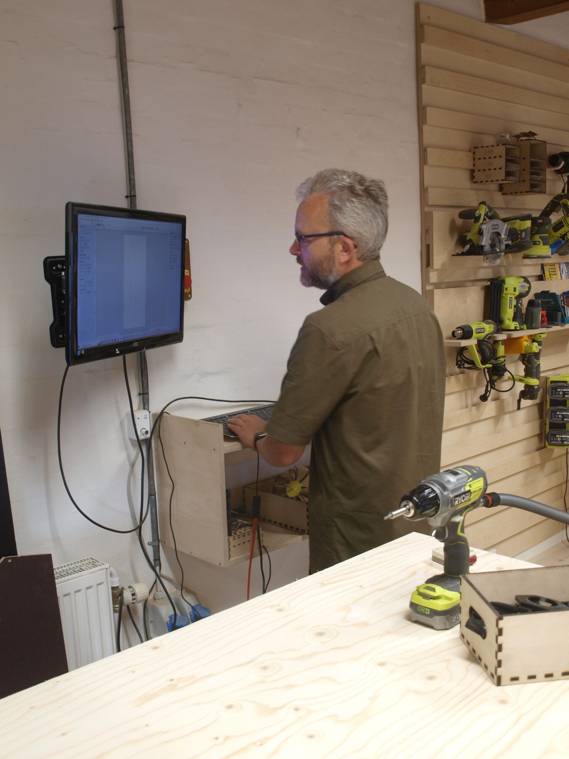 Vores store overfræser kan lave alt, hvis man kan tegne det. Den styres af en computer – og den styres af Troels Larsen.